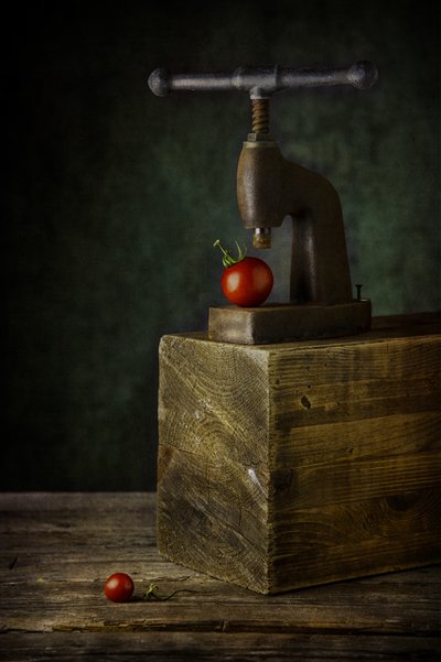 Nature morte avec presse à tomates vintage - Felice Angelino