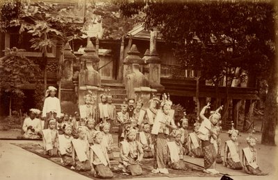 Un lilliputien birman danse devant le F.A. Victor à Mandalay - Felice Beato