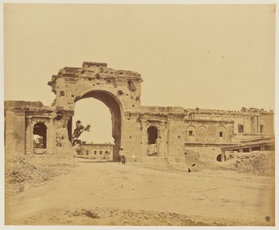 [Porte menant à la résidence, communément appelée Bailee Guard Gate, tenue par le lieutenant-colonel R.H.M. Aitken, du 13e Bengal Native Infantry]. - Felice Beato