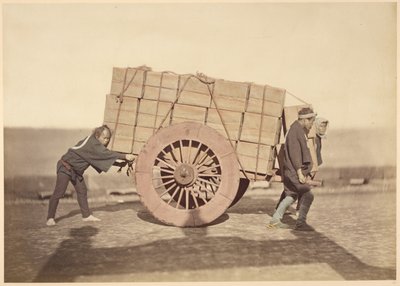 [Hommes poussant un chariot] - Felice Beato