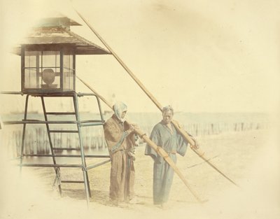 [Deux hommes avec des rames à côté d