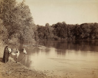 Un homme en tenue traditionnelle avec son cheval, devant un lac en Égypte - Félix Bonfils