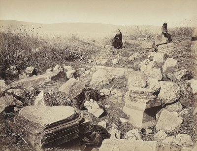 Un moine et un homme avec un fusil posent, assis sur des ruines, près de Capharnaüm - Félix Bonfils