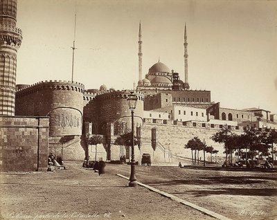 La porte Bab el-Azab de la Citadelle, avec la mosquée de Muhammad Ali en arrière-plan, au Caire, Égypte - Félix Bonfils