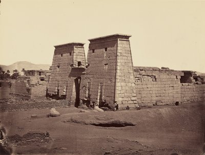 Vue générale du temple de Ramsès III, Karnak, Thèbes - Félix Bonfils