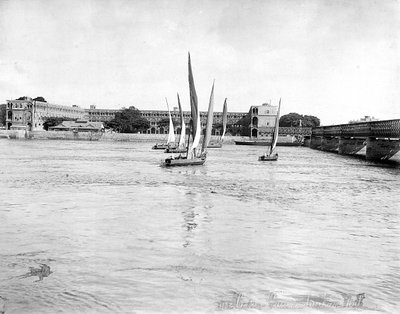 Vue des casernes surplombant le Nil près du pont Kasr, au Caire, en Égypte - Félix Bonfils