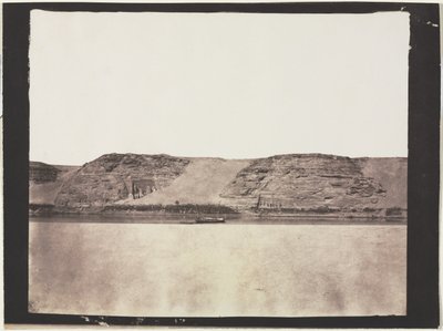 Vue générale des monuments sculptés dans le roc avec le dahabieh des photographes. Abou Simbel, 1851-1852 - Félix Teynard