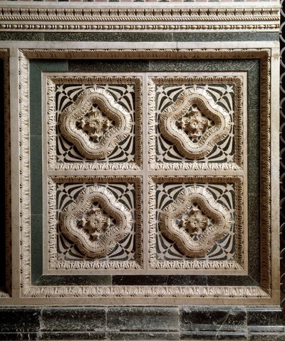 Détail du mur en marbre soutenant la chaire en marbre - Florentine School