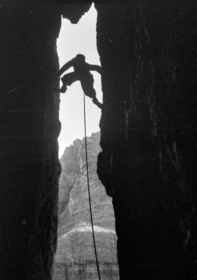 Dolomites : grimpeur dans le Dülfer de la Cima Grande di Lavaredo - Fosco Maraini