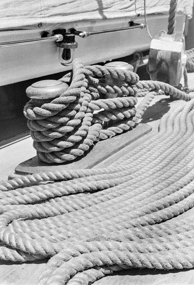 Sur le navire Amerigo Vespucci : bollard et corde - Fosco Maraini