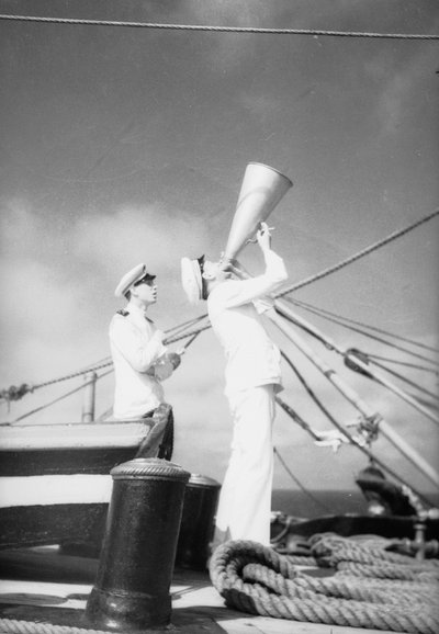 Sur le navire-école Amerigo Vespucci : des cadets avec un mégaphone - Fosco Maraini