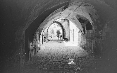 Route dans les souks de la vieille ville de Jérusalem - Fosco Maraini