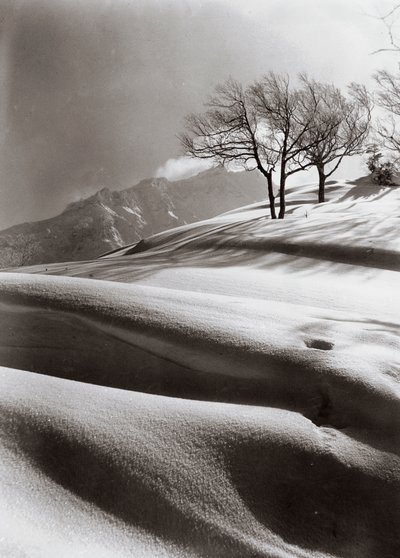 Neige sensuelle (en arrière-plan, le mont Ashibetsu, 2100 m) - Fosco Maraini