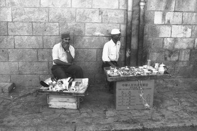 Vendeurs ambulants dans une rue de Jérusalem - Fosco Maraini