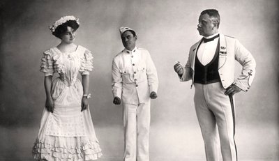 Florence Jameson, Reginald Switz et Alfred Clarke dans une scène de La Lune Bleue, XXe siècle - Foulsham and Banfield