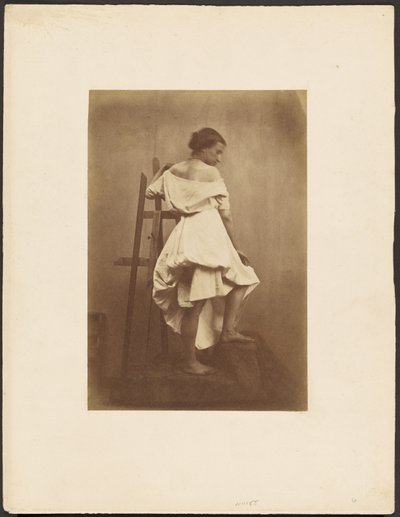 Modèle en robe blanche avec chevalet - Franck Chavassaigne