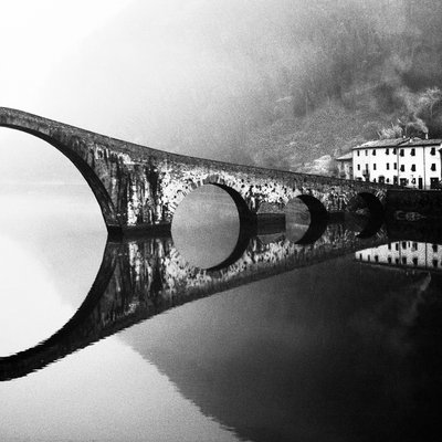 Le pont de pierre dans la brume - Franco Maffei