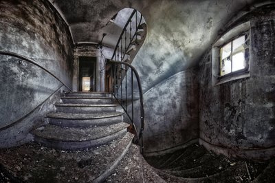 Un escalier en colimaçon abandonné - Francois Casanova