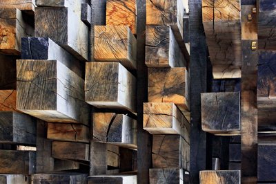 Blocs de bois empilés de style rustique - Francois Casanova