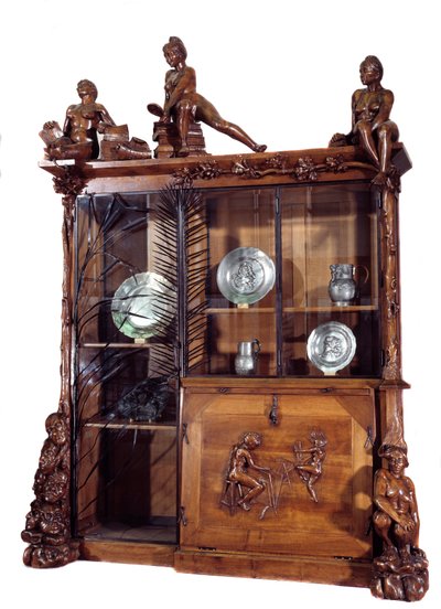 Mobilier : bibliothèque en noyer et fer forgé réalisée par François Hubert Carabin (1862-1932) 1890. Musée d