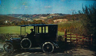 Autochrome couleur précoce vers 1916. Homme dans une voiture, peut-être le photographe en Angleterre,... - Franklin Price Knott