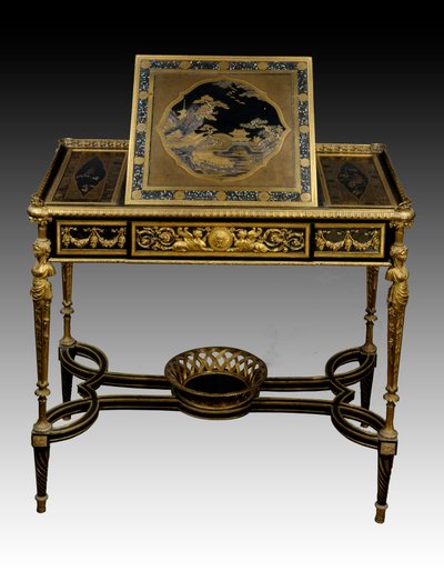 Table à écrire en bois laqué par François Remond (1747-1812) (orfèvre) et Adam Weisweiler (1744-1820) en bois et bronze du cabinet de la reine Marie-Antoinette à Saint-Cloud. 1784 Paris. Musée du Louvre - François Rémond