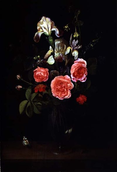Fleurs dans un vase en verre avec un papillon sur un rebord - Frans Ykens