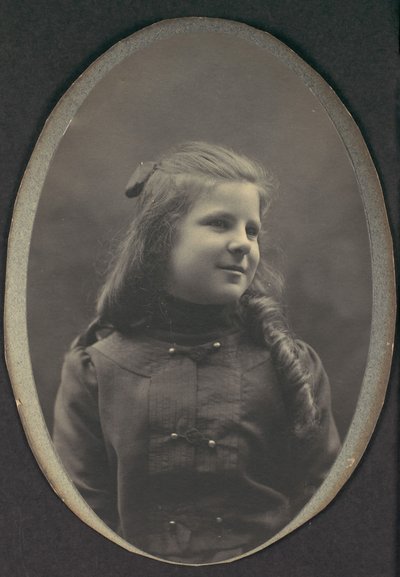 [Fille avec des boucles, mi-longueur] - Frederick Gutekunst