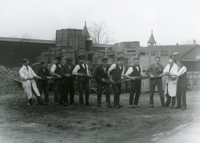 Un python de 20 pieds de long porté par onze membres du personnel de la Société zoologique, zoo de Londres, 1924 - Frederick William Bond