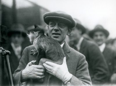 Un mangabey à crête noire, peut-être Freckles, avec son gardien, participant à une émission en extérieur du Zoo de Londres, 1925 - Frederick William Bond