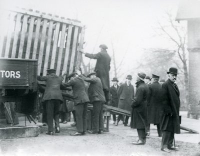 Déchargement du rhinocéros indien nouvellement arrivé, Zoo de Londres, 1924 - Frederick William Bond