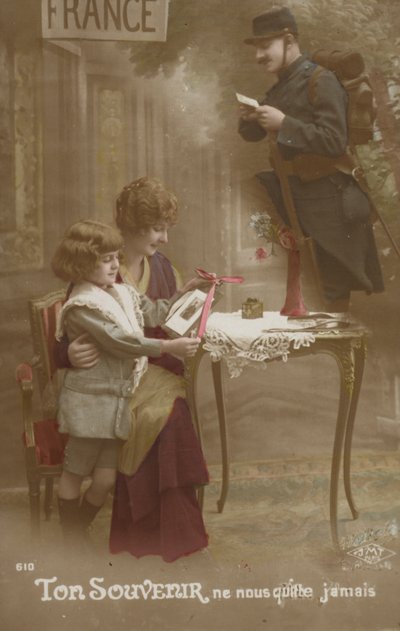 Une mère et son enfant préparent une lettre pour leur père soldat - French Photographer