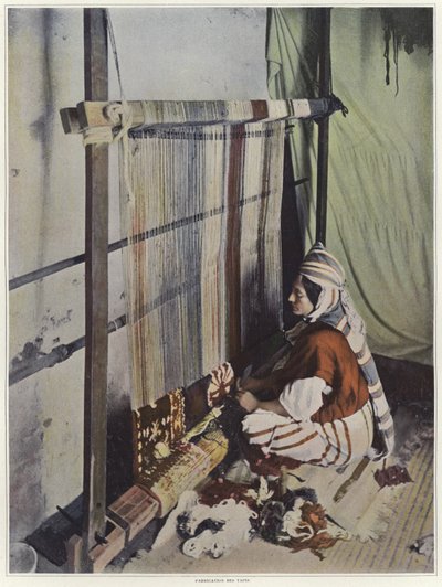 Une femme tissant une tapisserie sur un métier en Tunisie - French Photographer