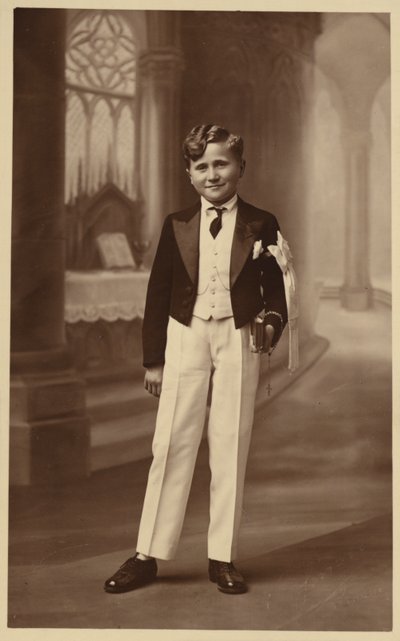 Garçon assistant à sa première communion - French Photographer