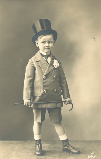 Garçon en costume croisé, portant un haut-de-forme et une canne - French Photographer