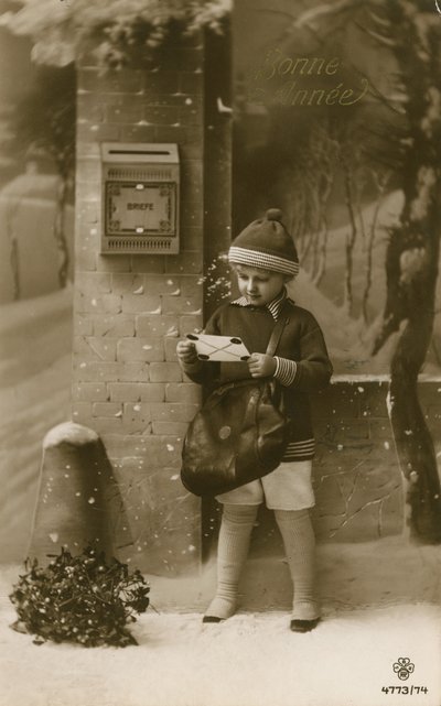 Enfant sur le point de poster une lettre - French Photographer