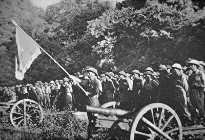 Troupes communistes Viet Minh en parade avec de l