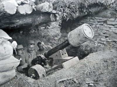 Canon français de 48 utilisé pour lancer des mines terrestres, 1915 - French Photographer