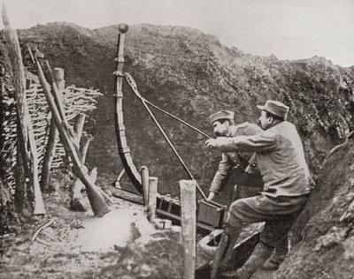 Soldats français utilisant une catapulte pour lancer des bombes pendant la Première Guerre mondiale, de The Illustrated War News, 1915 - French Photographer