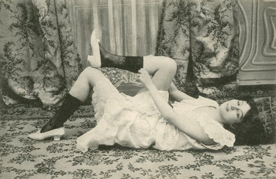 Fille remontant ses chaussettes - French Photographer