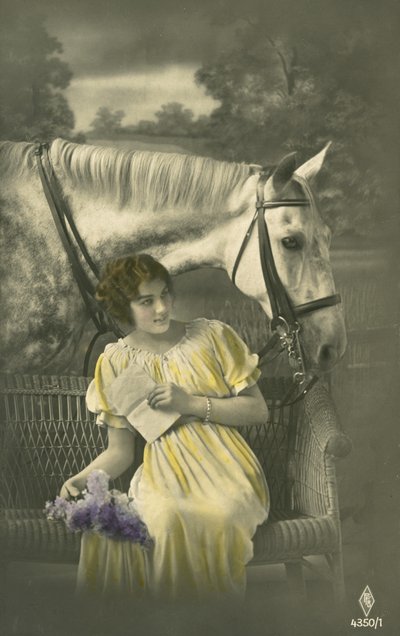 Fille assise sur un canapé avec un cheval blanc derrière - French Photographer