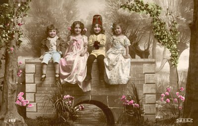 Filles et garçons assis au bord d