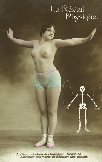 Femme à moitié nue faisant des exercices - French Photographer