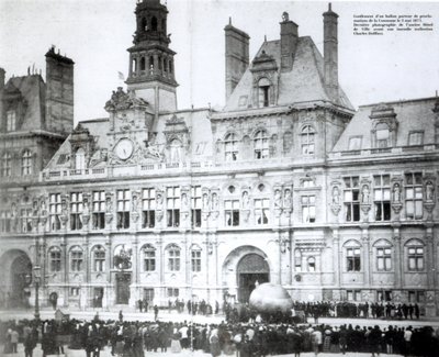 Gonfler un ballon avec les déclarations de la Commune attachées à l