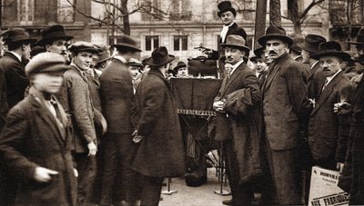 Les petits metiers de Paris: le camelot du boulevard. - French Photographer