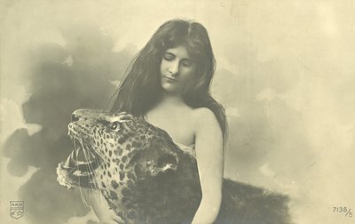 Fille aux cheveux longs avec les bras autour d