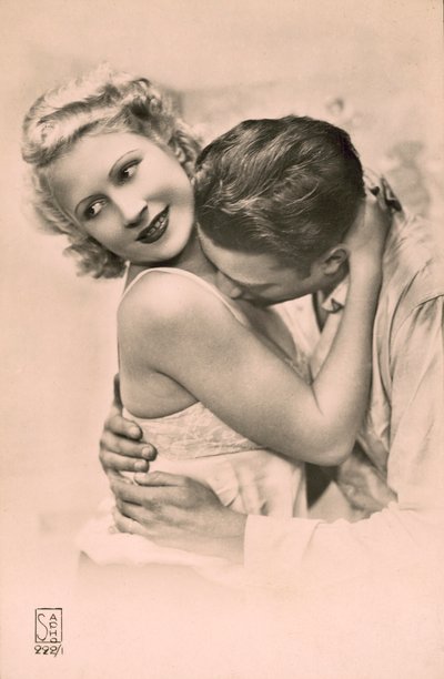 Homme embrassant une femme et embrassant sa poitrine (photo n/b) - French Photographer