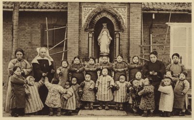 Orphelins posant devant leur orphelinat en Chine - French Photographer