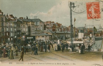 Train express de Paris sur le front de mer à Dieppe - French Photographer