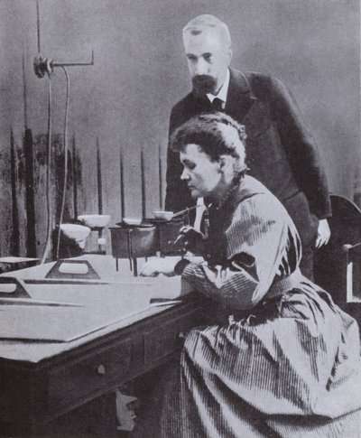 Pierre et Marie Curie, découvreurs du radium, dans leur laboratoire à l